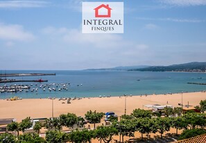 Beach - Modern Apartment on Palamós Promenade with Beach View, A/C, Parking, and Wi-Fi (Palamós)