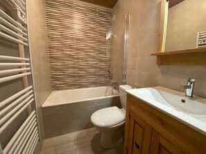 Bathroom - Bright apartment near Linga with WiFi and parking, South/East balcony (Châtel)