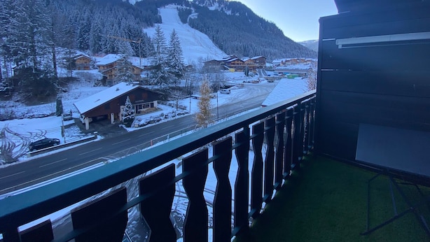 A snowy mountain landscape with buildings and a road. - Bright apartment near Linga with WiFi and parking, South/East balcony (Châtel)