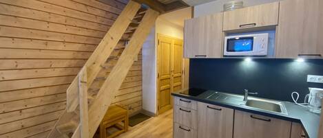 Fridge, microwave, dishwasher, cookware/dishes/utensils