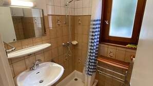 A bathroom with a sink, shower, and a window with frosted glass. - 18m² Studio near slopes, balcony, parking (La Chapelle-d'Abondance)