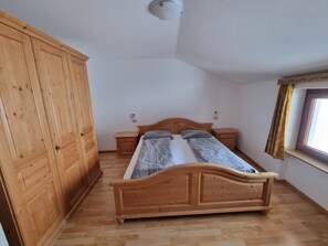 4 bedrooms, free WiFi, bed sheets - Apartment Paul (St.Ulrich)
