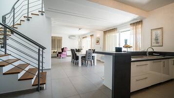 Deluxe Villa, 3 Bedrooms, Private Bathroom, Courtyard View | Private kitchen | Fridge, microwave, oven, stovetop