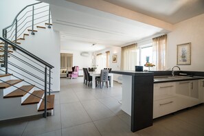 Deluxe Villa, 3 Bedrooms, Private Bathroom, Courtyard View | Private kitchen