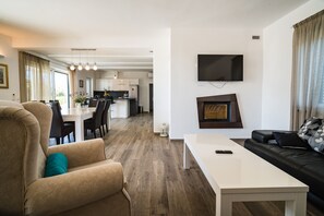 Vila luxo, 3 quartos, banheiro privativo, vista para a piscina | Área de estar | TV LCD 55 polegadas com canais via satélite, TV