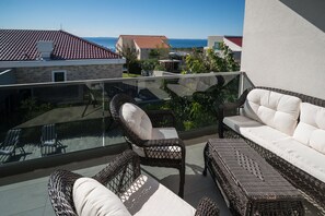 Deluxe-Villa, 3 Schlafzimmer, eigenes Bad, Poolblick | Terrasse/Patio