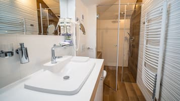 Villa Deluxe, 3 camere da letto, bagno privato, vista piscina | Bagno | Doccia, set di cortesia gratuito, asciugacapelli, asciugamani