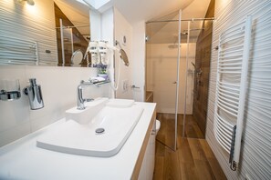 Deluxe-Villa, 3 Schlafzimmer, eigenes Bad, Poolblick | Badezimmer