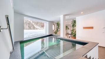 Una piscina cubierta