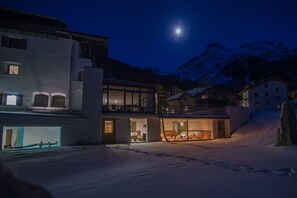 Majoituspaikan julkisivu illalla/yöllä