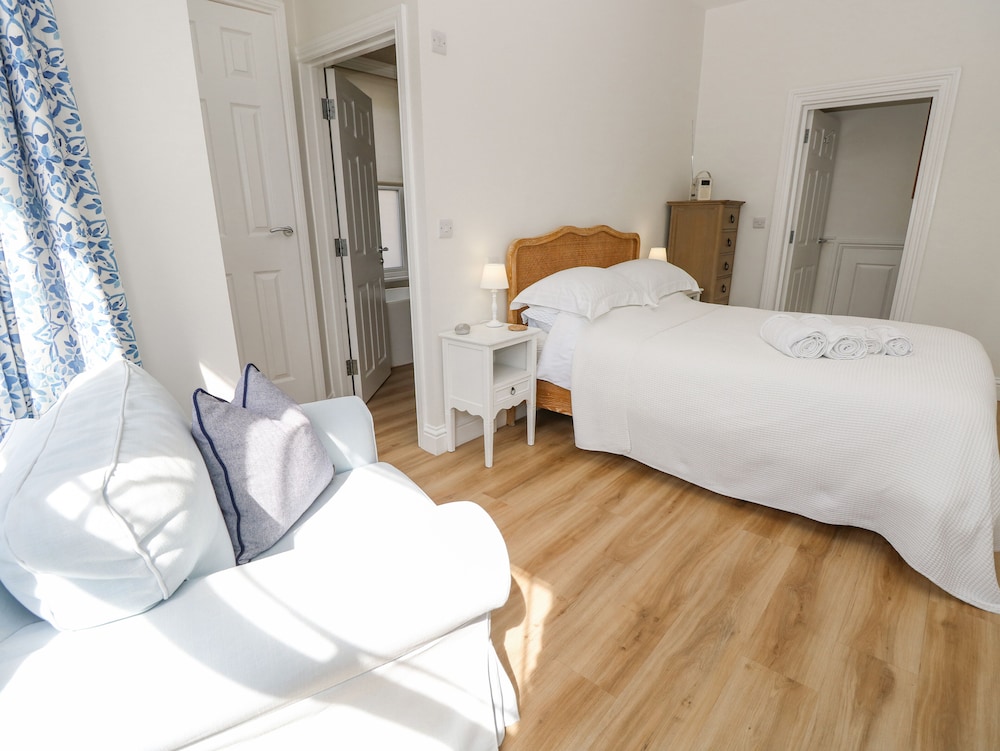 SEAGLIMPSE, pet friendly, country holiday cottage in Swanage Swanage