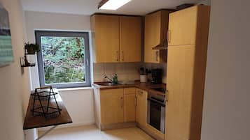 Een koelkast, een oven, een kookplaat, een koffiezetapparaat/waterkoker