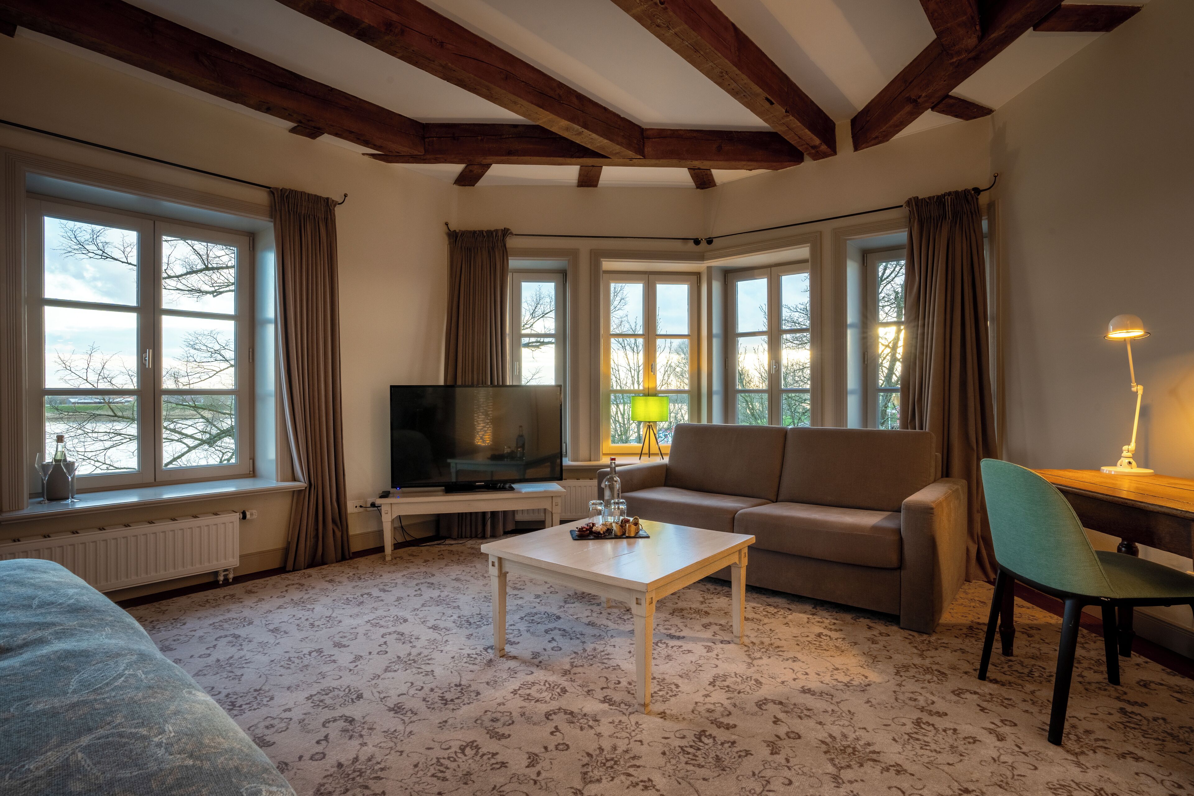 Superior Doppelzimmer mit Elbblick | Allergikerbettwaren, Zimmersafe, Schreibtisch, Verdunkelungsvorhänge