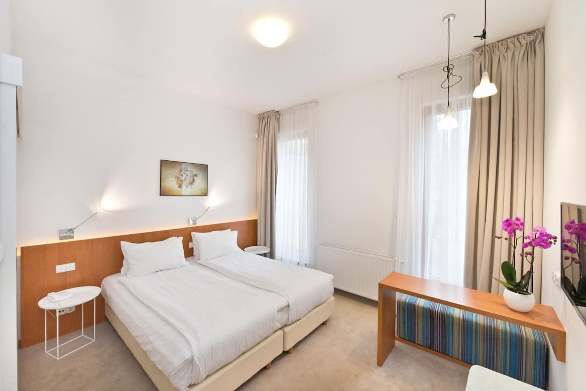 1 slaapkamer, geluiddichte muren, een strijkplank/strijkijzer, reisbedje
