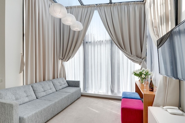 1 habitación, sistema de insonorización y tabla de planchar con plancha