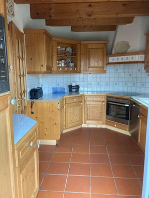 Kjøleskap, mikrobølgeovn, ovn og kokeplater