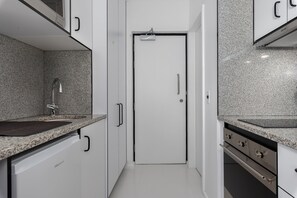 Grand Studio | Private kitchen | Fridge, microwave, oven, stovetop - The Flamingo 708 (Cape Town)