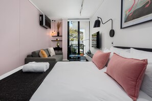 Grand Studio | In-room safe, iron/ironing board, free WiFi, bed sheets - The Flamingo 708 (Cape Town)