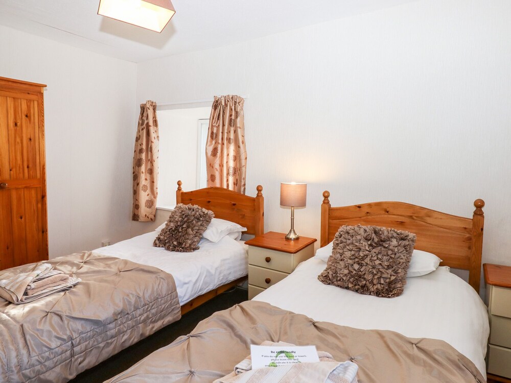 TWELVE OAKS FARMHOUSE, pet friendly, with pool in Newton Abbot Newton