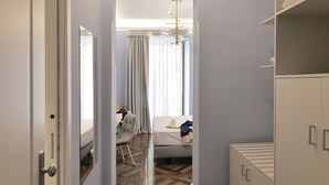 Une chambre à coucher comprenant un lit, une chaise, un bureau et une armoire.