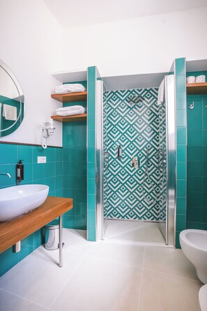 Suite estudio de diseñador | Baño | Regadera, regadera tipo lluvia, secadora de cabello, pantuflas 