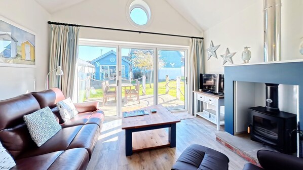 Smart TV, fireplace, ping pong