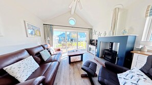 Smart TV, fireplace, ping pong