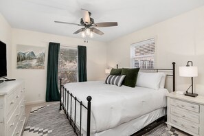 4 bedrooms, WiFi, bed sheets - Lakeside Treehouse Near Center Hill Lake (Smithville)