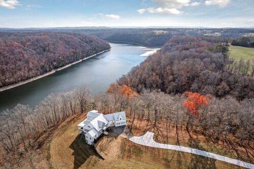 Casa Blanca, Overlooking Center Hill Lake (Dog-Friendly)