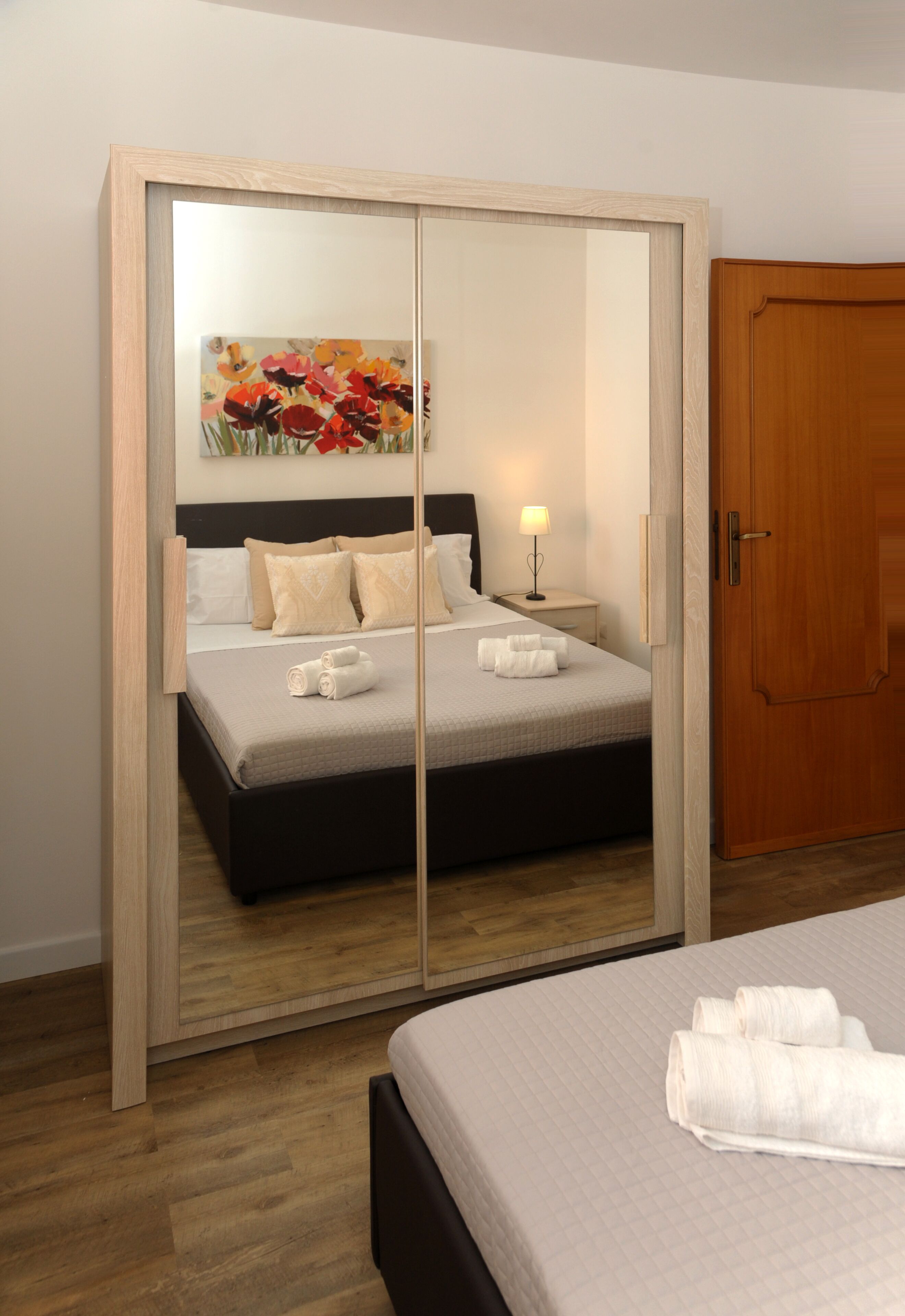 2 عدّة غرف نوم وخزنة داخل الغرفة ومكواة/لوح كي وسرير سفر