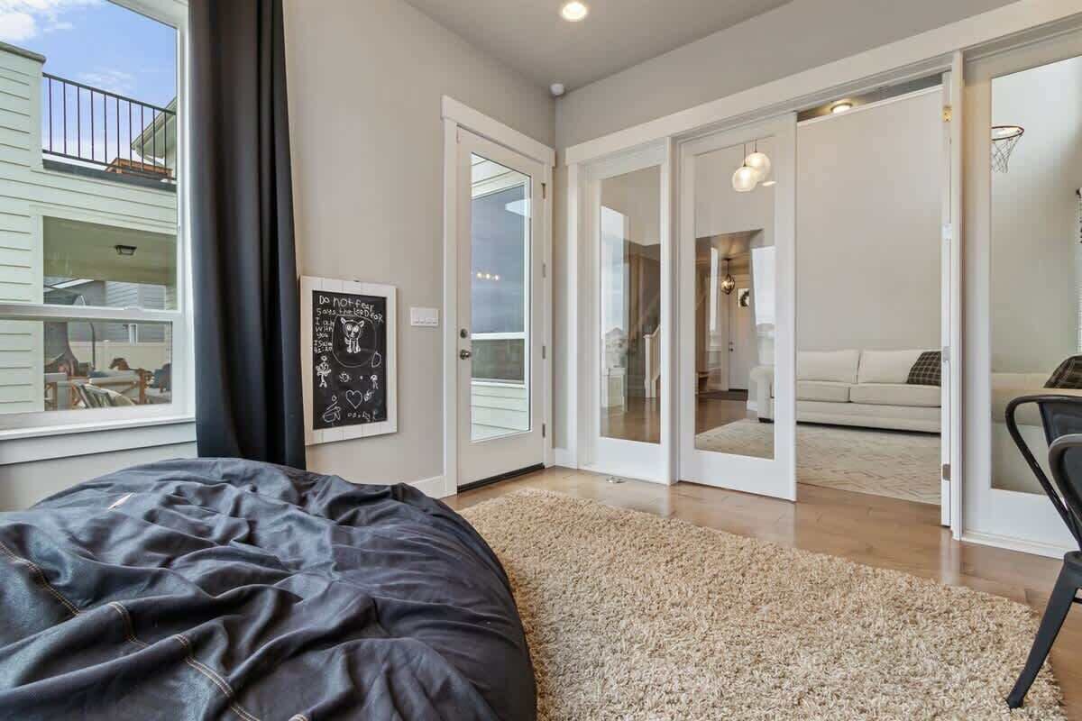 5 habitaciones, escritorio y tabla de planchar con plancha 
