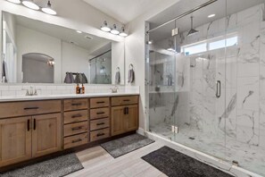 Combined shower/bathtub, hair dryer, towels