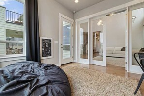 5 habitaciones, escritorio y tabla de planchar con plancha 