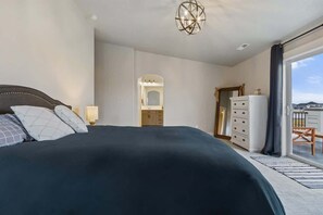 5 bedrooms, desk, iron/ironing board, travel cot