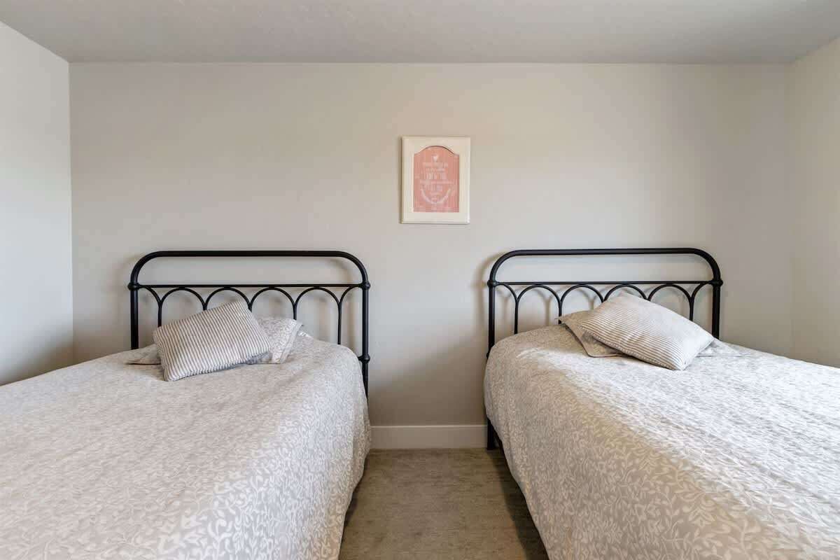 5 Schlafzimmer, Schreibtisch, Bügeleisen/Bügelbrett, Reisekinderbett