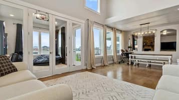 Televisie, een open haard, videospelletjes en boeken