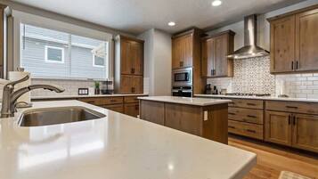 Een koelkast, een microgolfoven, een oven, een kookplaat