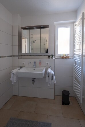 淋浴設備、風筒、浴袍、拖鞋