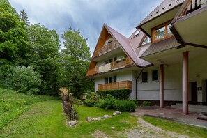 Exterior - Stylish Apartment with Balcony | Close to Mountain Trails (Zakopane)