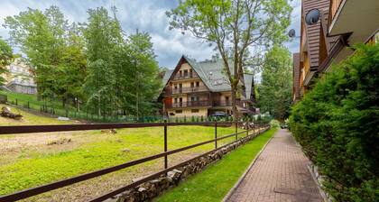 Stylish Apartment with Balcony | Close to Mountain Trails