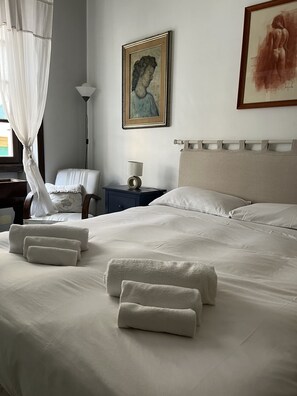 2 camere, una cassaforte in camera, una scrivania, ferro/asse da stiro