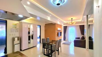 ลักซ์ชัวรี่อพาร์ทเมนท์, 3 ห้องนอน | บริเวณนั่งเล่น | ทีวี 42 นิ้ว พร้อมช่องเคเบิล