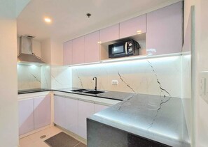 Frigorífico, microondas, placa de cocina y hervidor eléctrico