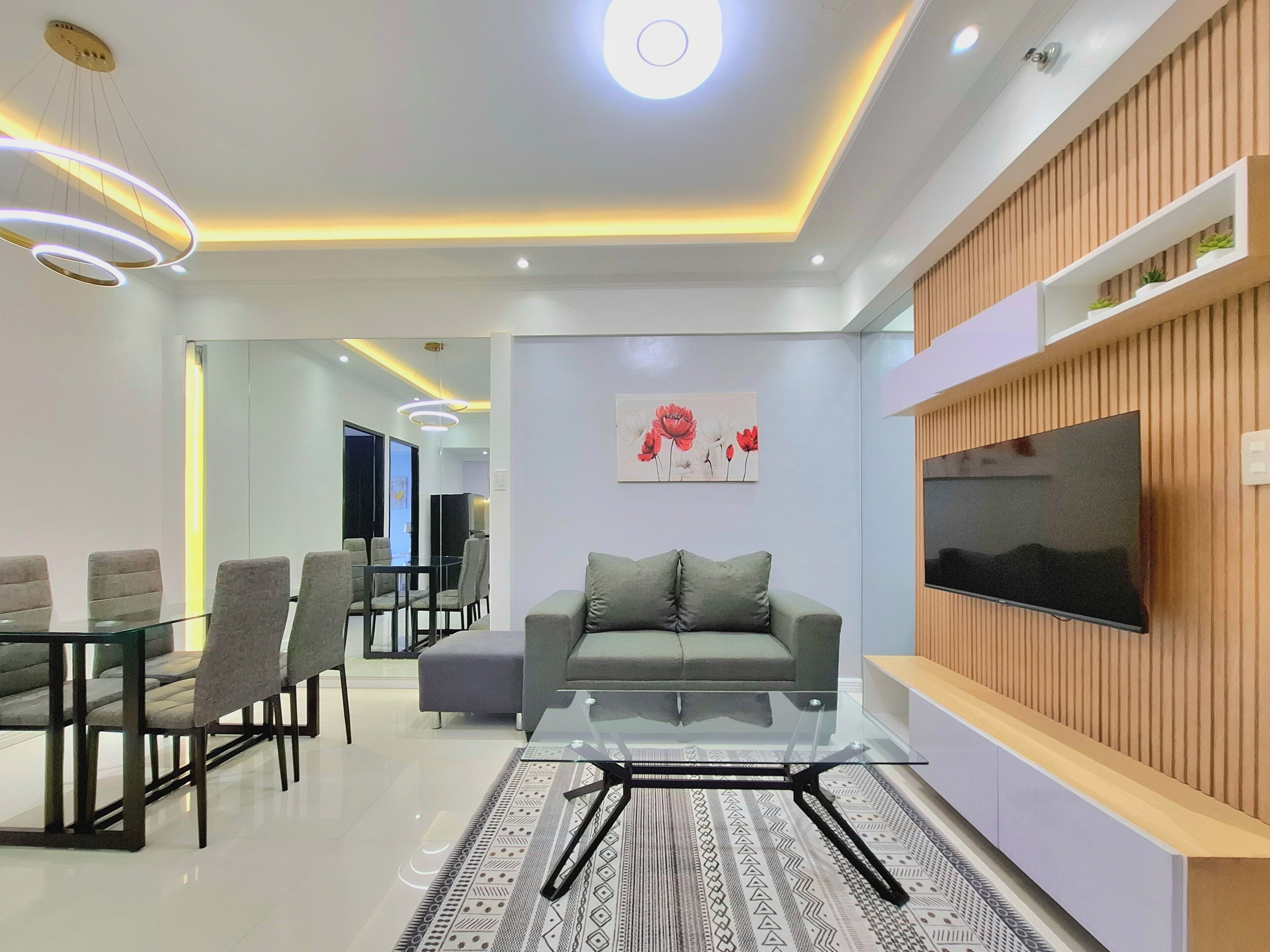 ลักซ์ชัวรี่อพาร์ทเมนท์, 2 ห้องนอน | บริเวณนั่งเล่น | ทีวี 42 นิ้ว พร้อมช่องเคเบิล