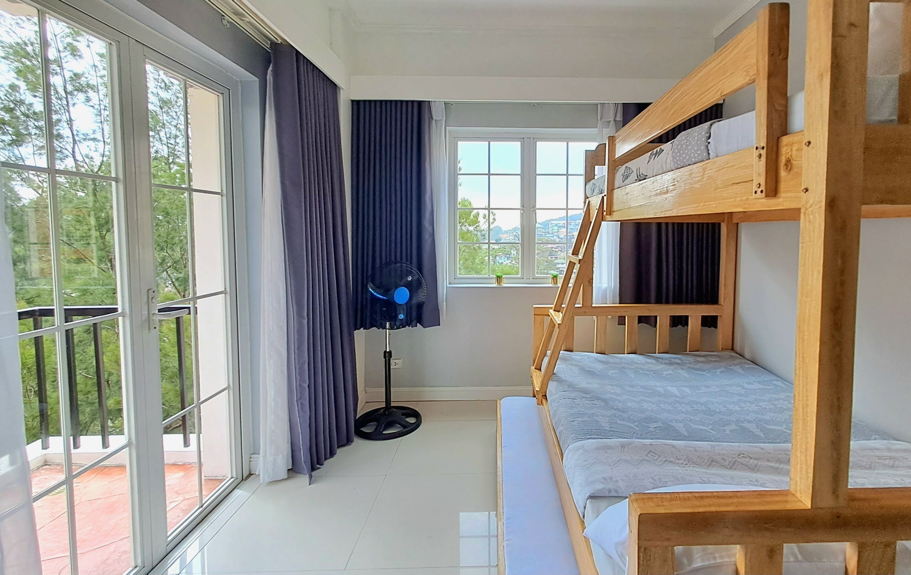 Decoración individual, mobiliario individual, escritorio y wifi gratis