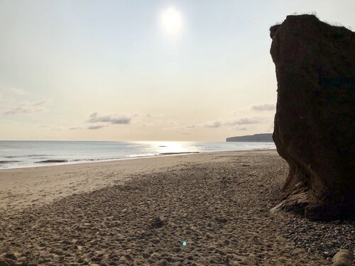 Stunning Beach House - Sleeping 4 in 2 Bedrooms - Pool and Beach Access Included.