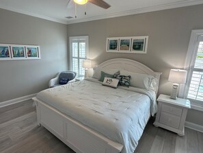 4 habitaciones, escritorio y tabla de planchar con plancha