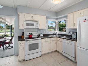 Kühlschrank, Mikrowelle, Ofen, Geschirrspüler