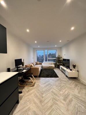 1 bedroom, desk, WiFi, bed sheets - Stylish 1BR Apartment Next To Hampstead Heath (London)