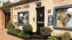 L’extérieur du Divine Lodge, avec une enseigne indiquant que le Wi-Fi est gratuit.